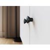 Šatní skříň DULLUM s dvířky, výklenkem a bílým provedením