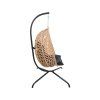 Designové závěsné křeslo MOLINE – elegantní kombinace béžového ratanu a černého stojanu.