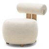 Krémové designové křeslo HANNA s dubovým podnožím