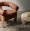Hnědé křeslo KOKEI s cihlovým tónem – skvělé do útulného interiéru
