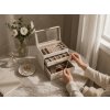 Šperkovnice ELEGANT CASE 25,1x21,5x15,3 cm z eko kůže, béžová s proskleným víkem